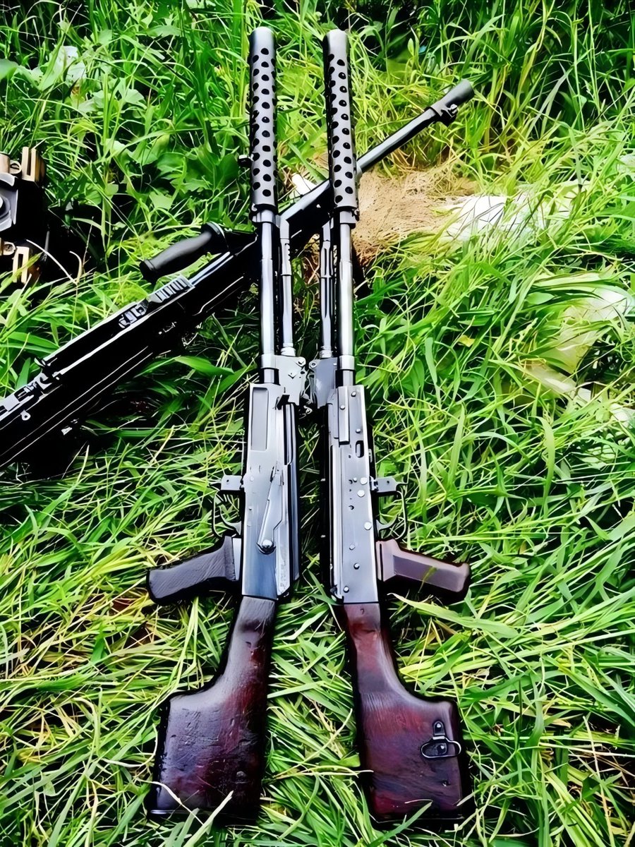 Type56AK47's tweet photo. Around the year 2000 in China, prop guns modified by film and television production crews. They used a combination of TUL-1 and RPK, fitted with barrel heat sinks , as substitutes for the M-1919 series heavy machine guns.
#Military #Type56 #AK47 #TUL1 #China #History #Gear #PLA #GunPorn