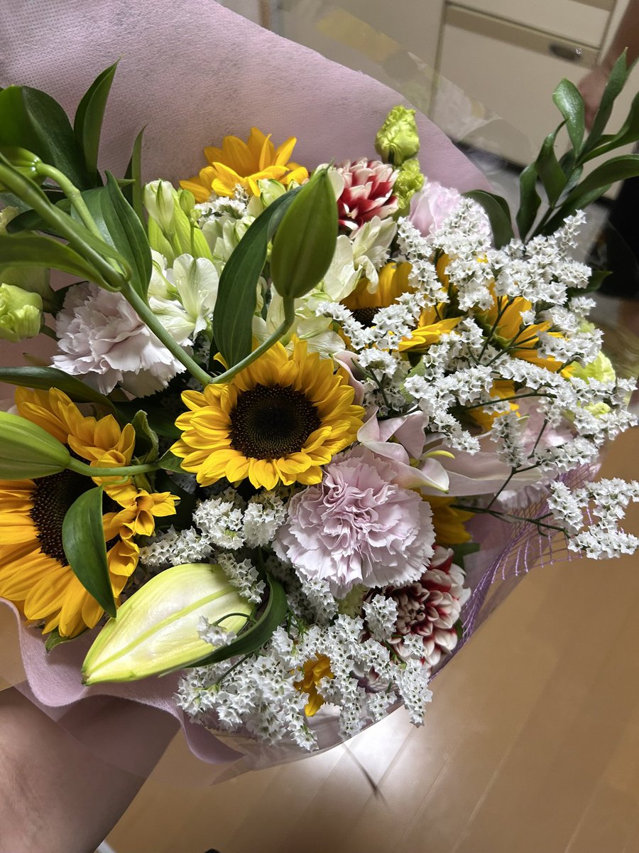 Mashu1055's tweet photo. 記念日だからって花束くれた💐 https://t.co/3C0voO0Mah