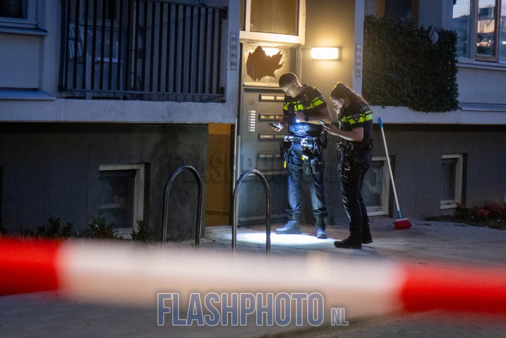 Schade na explosie bij portiekflat in Schiedam