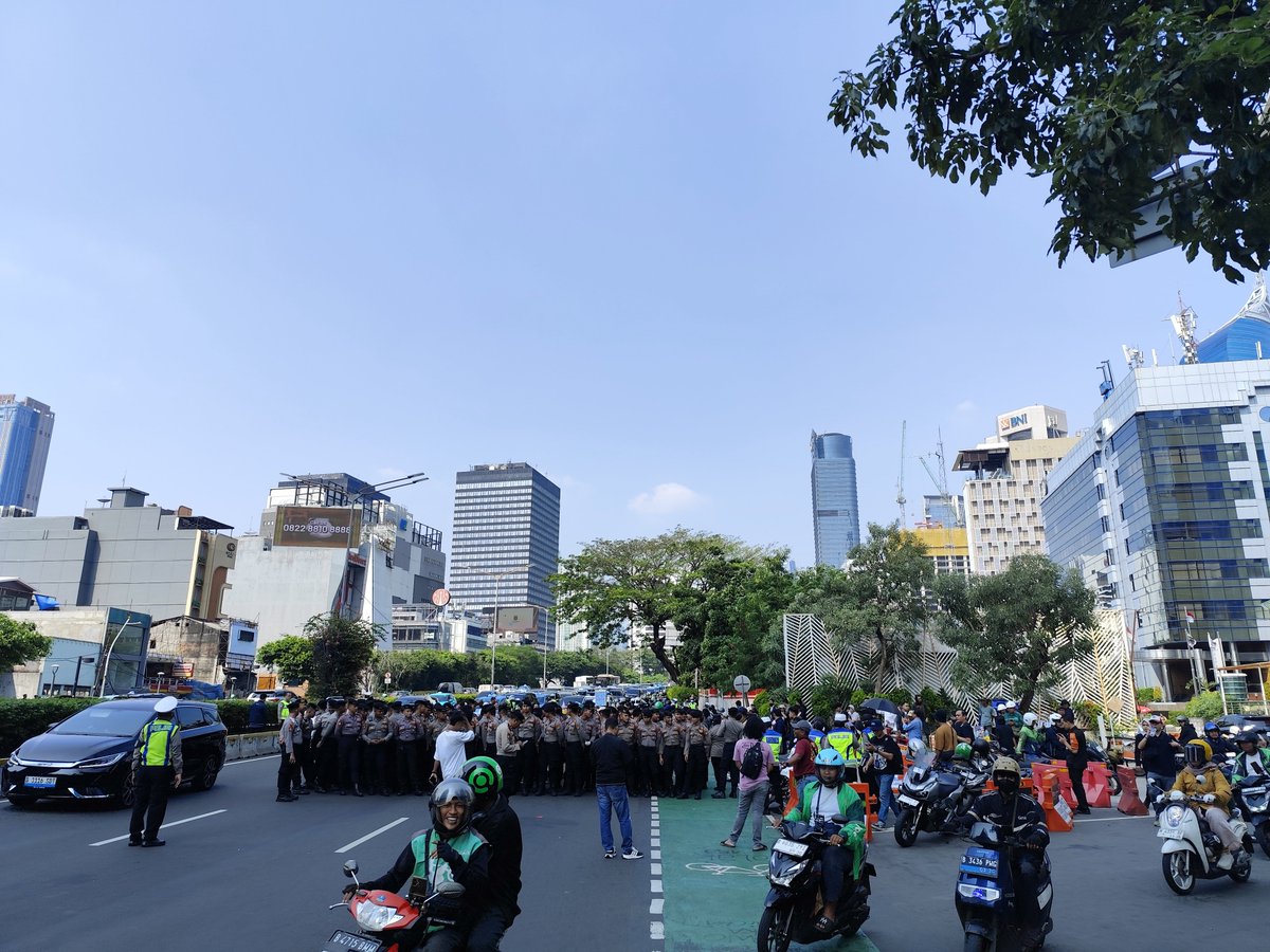 _pandangsudut's tweet photo. Massa pengunjuk rasa Aliansi Perempuan Indonesia, Kamis, 18 Juni 2026, diadang aparat kepolisian. Depan UOB, Sudirman.

Massa akan longmarch ke Istana Negara. 

3 tuntutan:
- Mendesak Presiden Prabowo Subianto menurunkan harga bahan bakar minyak (BBM)
- Meminta Pemerontahmenghentikan proyek MBG
- Buka lapangan pekerjaan kepada rakyat