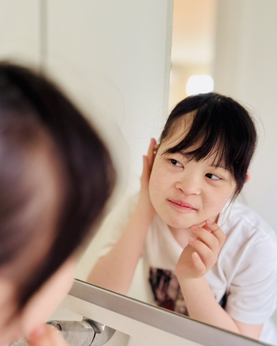 nao_Angel_smile's tweet photo. 朝、洗顔や髪の毛整えて鏡をじーっと見てる菜桜。その様子が面白くて写真撮ってたら、一言。
「よし、可愛い‼️」

一瞬、菜桜の周りにお花が見えたよ🌸🌸🌸🌸🌸

今日も頑張って行ってらっしゃい👋

#ダウン症   #菜桜
#幸せ https://t.co/NUPPBzaPT5