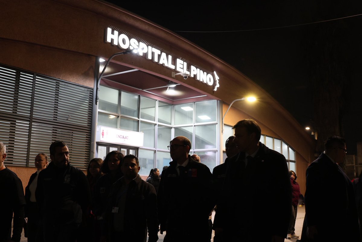 martinarrau's tweet photo. La seguridad también se juega en los lugares donde las familias acuden a diario a realizar sus labores cotidianas. Esta noche recorrimos el Hospital El Pino y su entorno, junto al alcalde Christopher White, el delegado Germán Codina, el seremi de Seguridad, Juan Andrés Barrientos,  la delegada Presidencial de la Provincia del Maipo, María Francisca Rubio y los equipos municipales, para conocer en terreno las incivilidades y problemas que afectan a pacientes, funcionarios y vecinos.

Hospitales, consultorios y sus accesos deben ser espacios seguros y ordenados. Seguiremos trabajando junto al municipio, las policías y la Delegación para recuperar estos entornos y devolver tranquilidad a quienes los utilizan todos los días.
