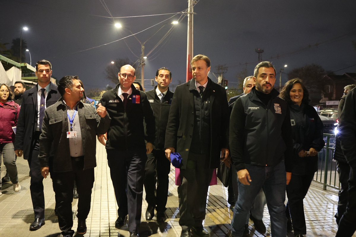 martinarrau's tweet photo. La seguridad también se juega en los lugares donde las familias acuden a diario a realizar sus labores cotidianas. Esta noche recorrimos el Hospital El Pino y su entorno, junto al alcalde Christopher White, el delegado Germán Codina, el seremi de Seguridad, Juan Andrés Barrientos,  la delegada Presidencial de la Provincia del Maipo, María Francisca Rubio y los equipos municipales, para conocer en terreno las incivilidades y problemas que afectan a pacientes, funcionarios y vecinos.

Hospitales, consultorios y sus accesos deben ser espacios seguros y ordenados. Seguiremos trabajando junto al municipio, las policías y la Delegación para recuperar estos entornos y devolver tranquilidad a quienes los utilizan todos los días.