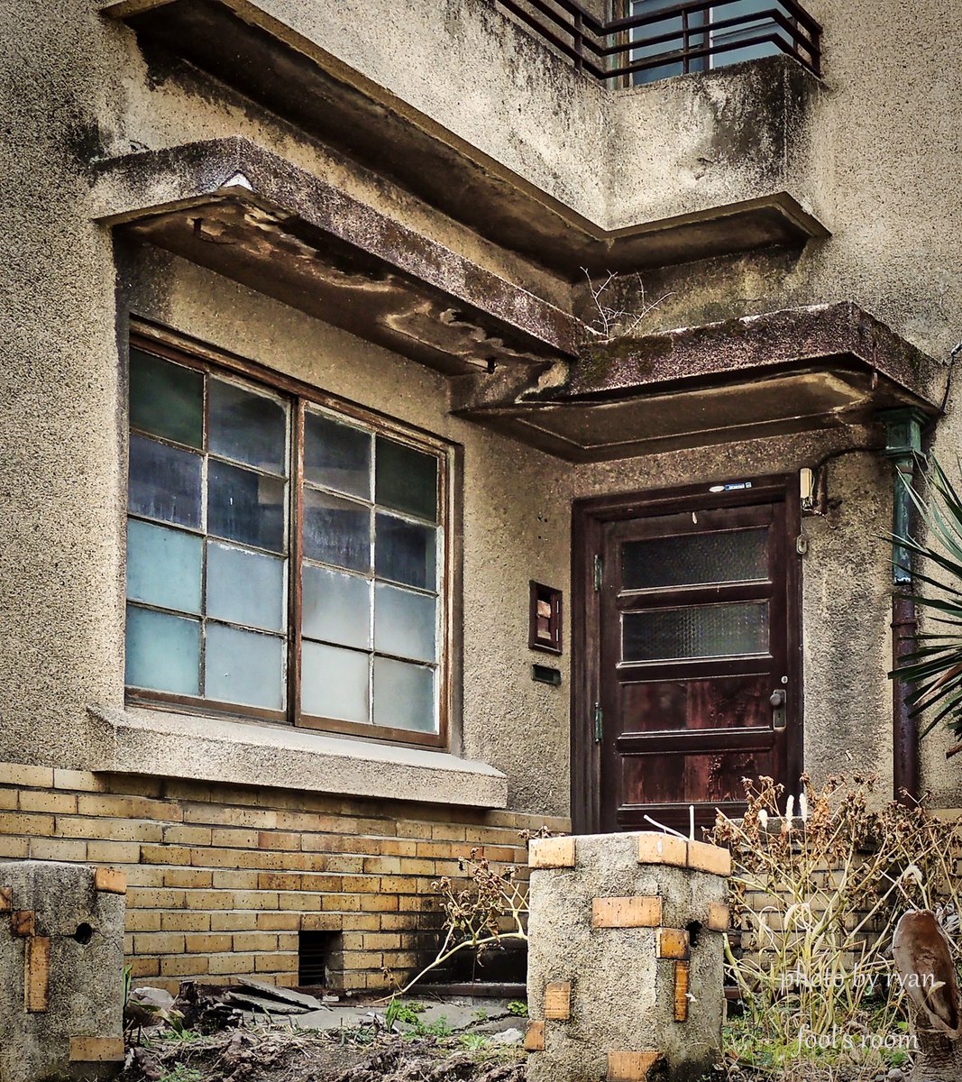 orokamononoheya's tweet photo. トヨクニハウス 昭和7年
#近代建築

1階居住者用玄関小庭付き
玄関ドアの鍵穴まで愛おしい🥰 https://t.co/D8WoV1vgo3