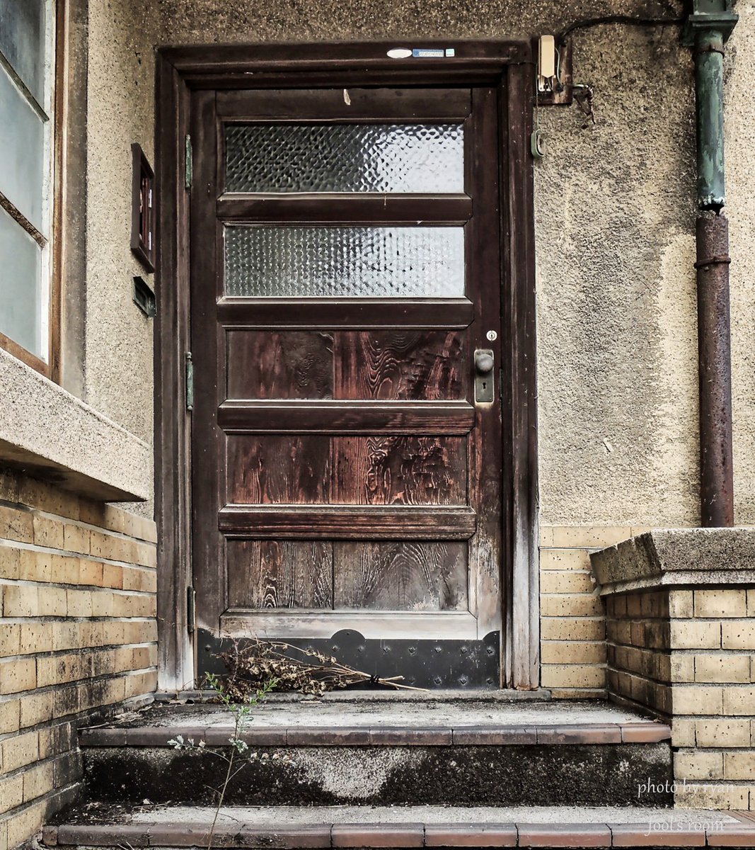 orokamononoheya's tweet photo. トヨクニハウス 昭和7年
#近代建築

1階居住者用玄関小庭付き
玄関ドアの鍵穴まで愛おしい🥰 https://t.co/D8WoV1vgo3