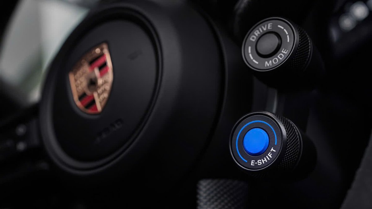 spin9's tweet photo. Porsche เปิดตัวฟีเจอร์ E-Shift ใน Taycan ปี 2027 จำลองเกียร์ 8 สปีด คล้ายมีเครื่องยนต์สันดาป

ฟีเจอร์ E-Shift ใน Porsche Taycan ปี 2027 จะเป็นออปชั่นเสริม ที่มาพร้อมปุ่มเปิดการทำงาน E-Shift สีฟ้าที่พวงมาลัย และแป้นแพดเดิลชิฟต์ ในการจำลองเปลี่ยนเกียร์ขึ้นลง ซึ่งทำงานได้ทั้งแบบอัตโนมัติ และ แมนนวล คล้ายกับใน Hyundai IONIQ 5N 

นอกจากนี้ยังมีเสียงจำลองเครื่องยนต์สันดาป ที่สอดคล้องกับรอบเครื่องยนต์จำลองด้วย

Porsche Taycan 2027 ยังปรับปรุงขนาดแบตเตอรี่สำหรับรุ่น 
4 และ 4S ให้มีขนาด 105kWh เป็นมาตรฐาน (ก่อนหน้านี้เป็นออพชั่น Performance Battery Plus) และยังปรับปรุงระบบ infortainment ใหม่ รวมถึงเพิ่มตัวเลือกสีใหม่ด้วย

Porsche Taycan โมเดลปี 2027 สั่งซื้อได้แล้ววันนี้ ผ่านตัวแทนจำหน่าย Porsche อย่างเป็นทางการทุกสาขา ราคาเริ่มต้น 7,190,000 บาท