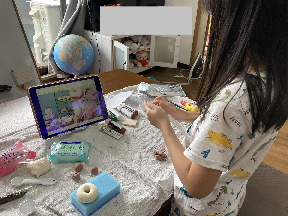 HealthFirst1122's tweet photo. 粘土樹脂でドーナツとクッキー作り🍩🍪
私は昔から図工ホント苦手だし興味もなかったんだけど、モノづくりが好きな娘と一緒に(渋々)やってみたら案外楽しかった。
2日乾燥させてから仕上げの工程に入る、というなかなか手間かかるけど、最後までやってみよう✊🏻 https://t.co/2fKojQsk98
