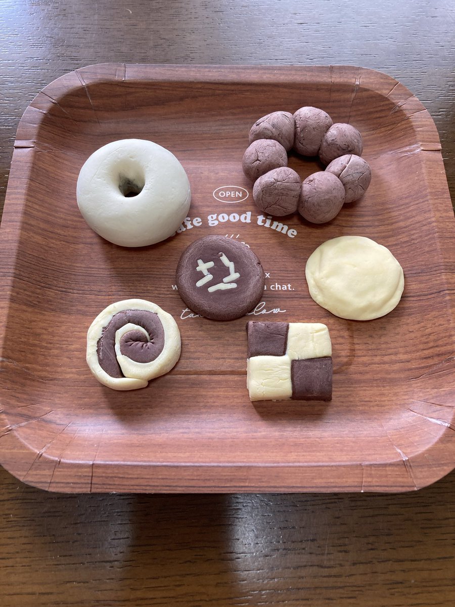 HealthFirst1122's tweet photo. 粘土樹脂でドーナツとクッキー作り🍩🍪
私は昔から図工ホント苦手だし興味もなかったんだけど、モノづくりが好きな娘と一緒に(渋々)やってみたら案外楽しかった。
2日乾燥させてから仕上げの工程に入る、というなかなか手間かかるけど、最後までやってみよう✊🏻 https://t.co/2fKojQsk98