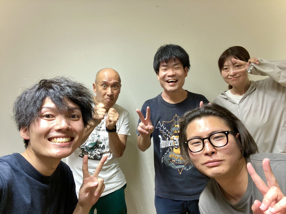 AWARA_TOMOYUKI's tweet photo. 6月14日（日）

あわらいでした！

コミヤマ・エジソンの書いた台本のボケを考えて、漫才をしました！それぞれの色が出ていたように思います

そして、これまで参加者が全員知り合い（苦笑）のあわらい史上初、はじめましての方が参加してくださいました！！

なんと23歳で、芸人を志しているとか！可能性だらけの若者の夢のお手伝いができたら、これほど嬉しいことはありません。あわらいを選んでくれてありがとうm(_ _)m

次回も参加者絶賛大募集！！あわらいはいつでも、あなたのご参加をお待ちしています！！！
