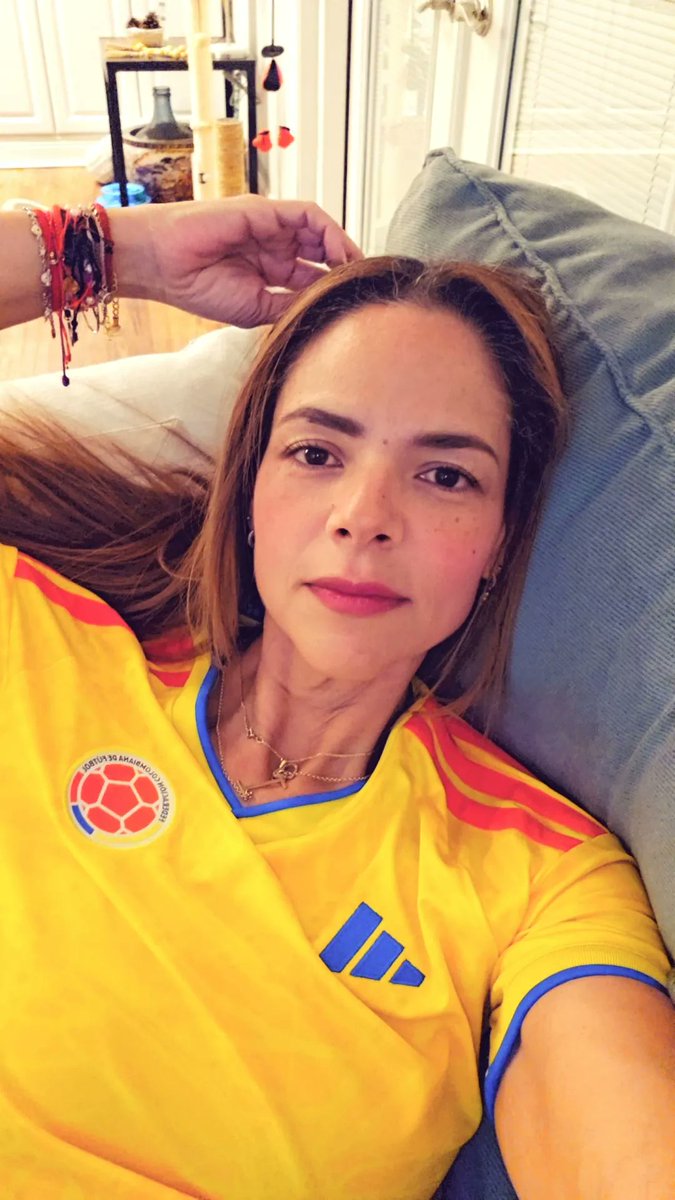 IovanaVictoria's tweet photo. De la única manera que me llena de orgullo llevar la camiseta de mi país...
#WorldCup2026 #Colombia https://t.co/0Aon6ze5Jg
