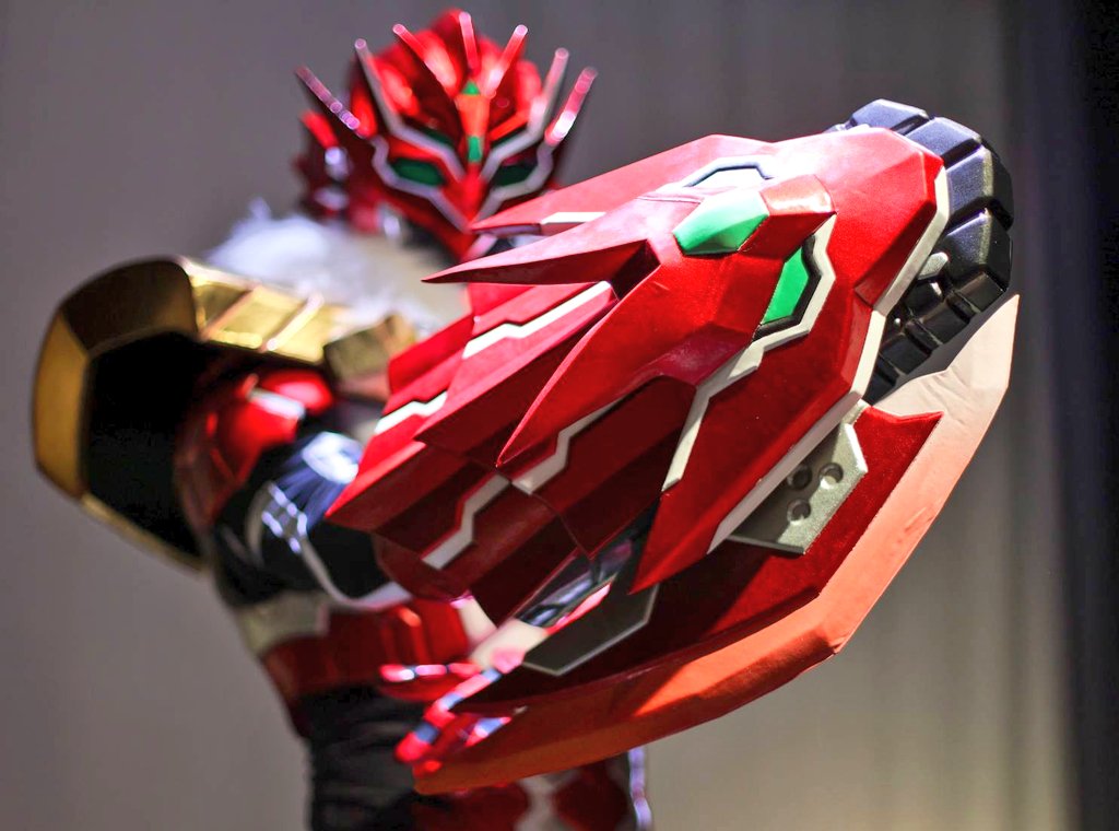 elbrave_tengen's tweet photo. エルブレイブ10周年公演｢黄塵の無秩序(ディスオーダー)｣にて初登場の新装備。
《腕甲手刀 ブレイブ・エッジ》
腕に装着し、手刀(チョップ)にてワルモノを切り裂き闘う肉弾戦斬撃系装備になります。
※こちらはクラファン達成目標より製作

装備デザイン @dangomushi_man_ 
装備製作 @RICHIE_RICHIE_

 #エルブレイブ
 #エル10