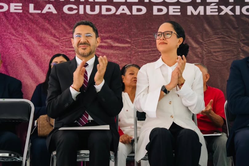 Reflexion24Info's tweet photo. 🏡📄 Martí Batres y Gabriela Osorio formalizaron la #Donación de 22 hectáreas para avanzar en la #Regularización de más de mil 700 #predios y beneficiar a cerca de 2 mil 500 familias en #Tlalpan

🔗 https://t.co/nMCBOEDvmx
#reflexion24informativo #vivienda #ISSSTE #CDMX https://t.co/A6S6vj4VLU