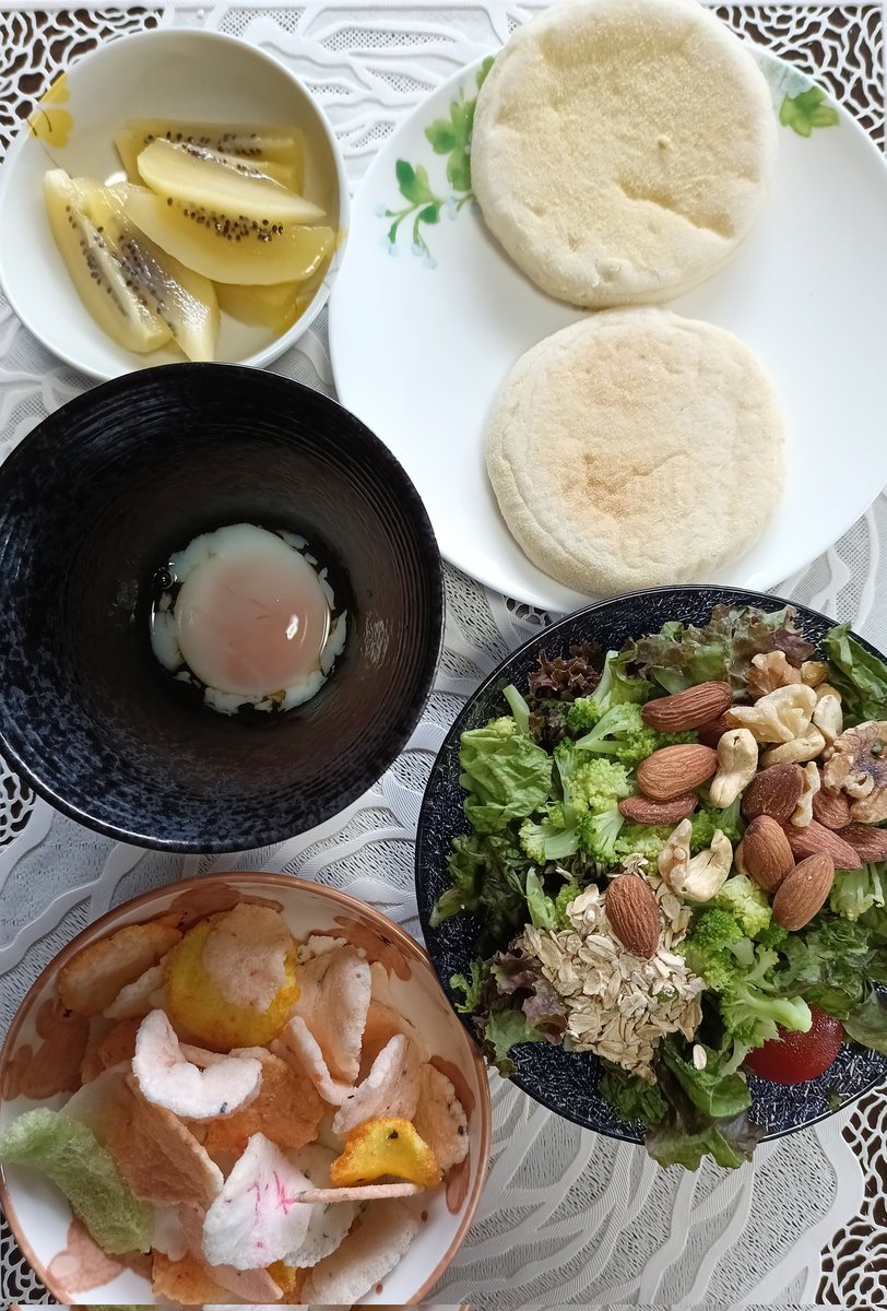 Shigu09's tweet photo. #お昼ごはん 
サラダ🥗
温泉卵🥚♨️
イングリッシュマフィン🫓
海老せんべい🍤
キウイ🥝

今日はかなり蒸し暑い💦扇風機で頑張っているけどまだイケるか!?
午後から納車予定🚙 https://t.co/wXQCdYV9HN