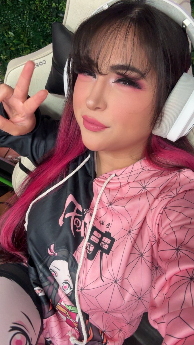 Pinkalaly's tweet photo. Live now on Twitch https://t.co/KMsn14cTEn let’s play! #gaming #gamer #girlgamer #twitch #girls https://t.co/rJwIWlNWEL