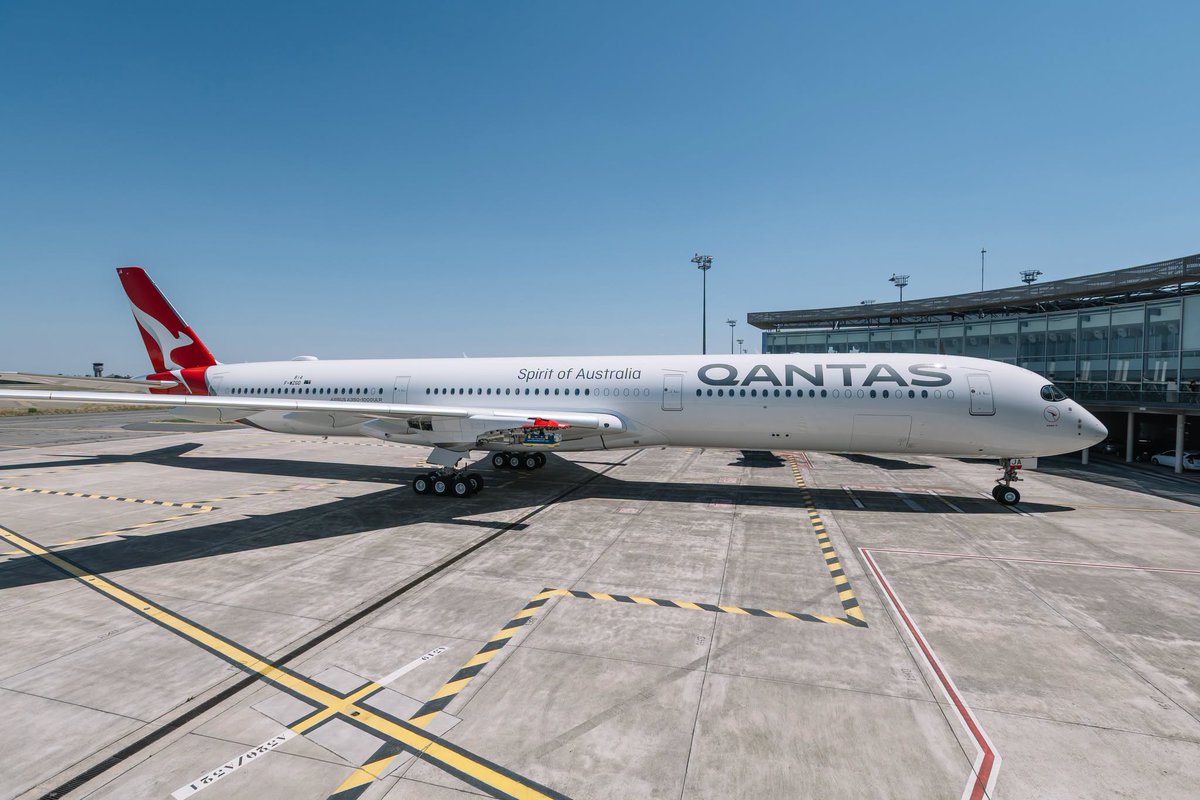 airwaysmagazine's tweet photo. 🔴 #INPHOTOS | Qantas' first Airbus A350-1000ULR sporting the airline's full livery in Toulouse.

#qantas #airbus #avgeek https://t.co/vKNyDT6W8c