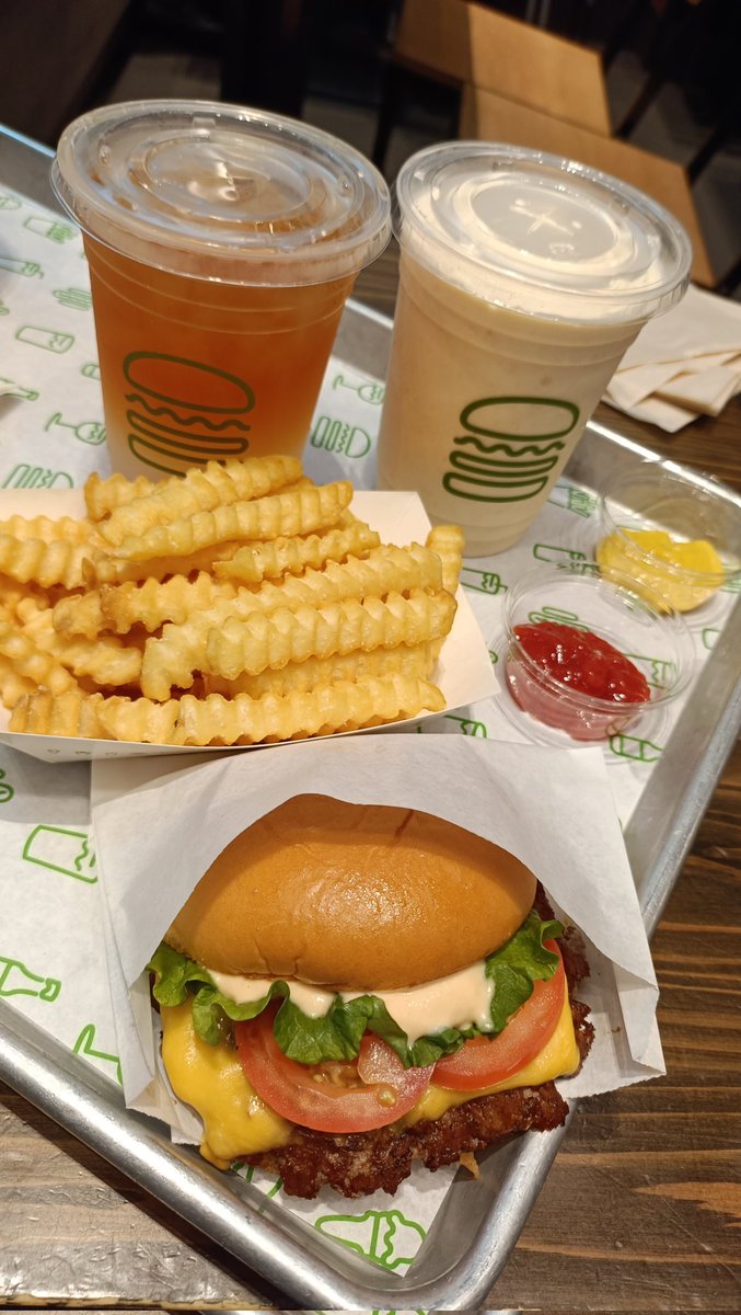 MDU_ch's tweet photo. シャックバーガー
ポテト
大阪限定シェイク
レモネード＆アイスティーミックス
頼みすぎた(笑)
3000円超え(笑) https://t.co/NETtYtcx5a