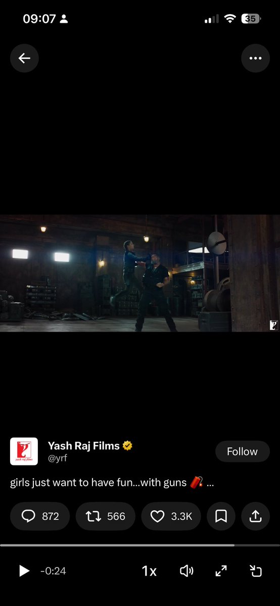 RohitShiro's tweet photo. @theysaidweheard @yrf @AtriNeeraj Yesss came here to mention this🤣🤣 and if you look closely her dagger falls down 🤦🏻🤣🤷🏻‍♂️ https://t.co/EwXMEQmLes