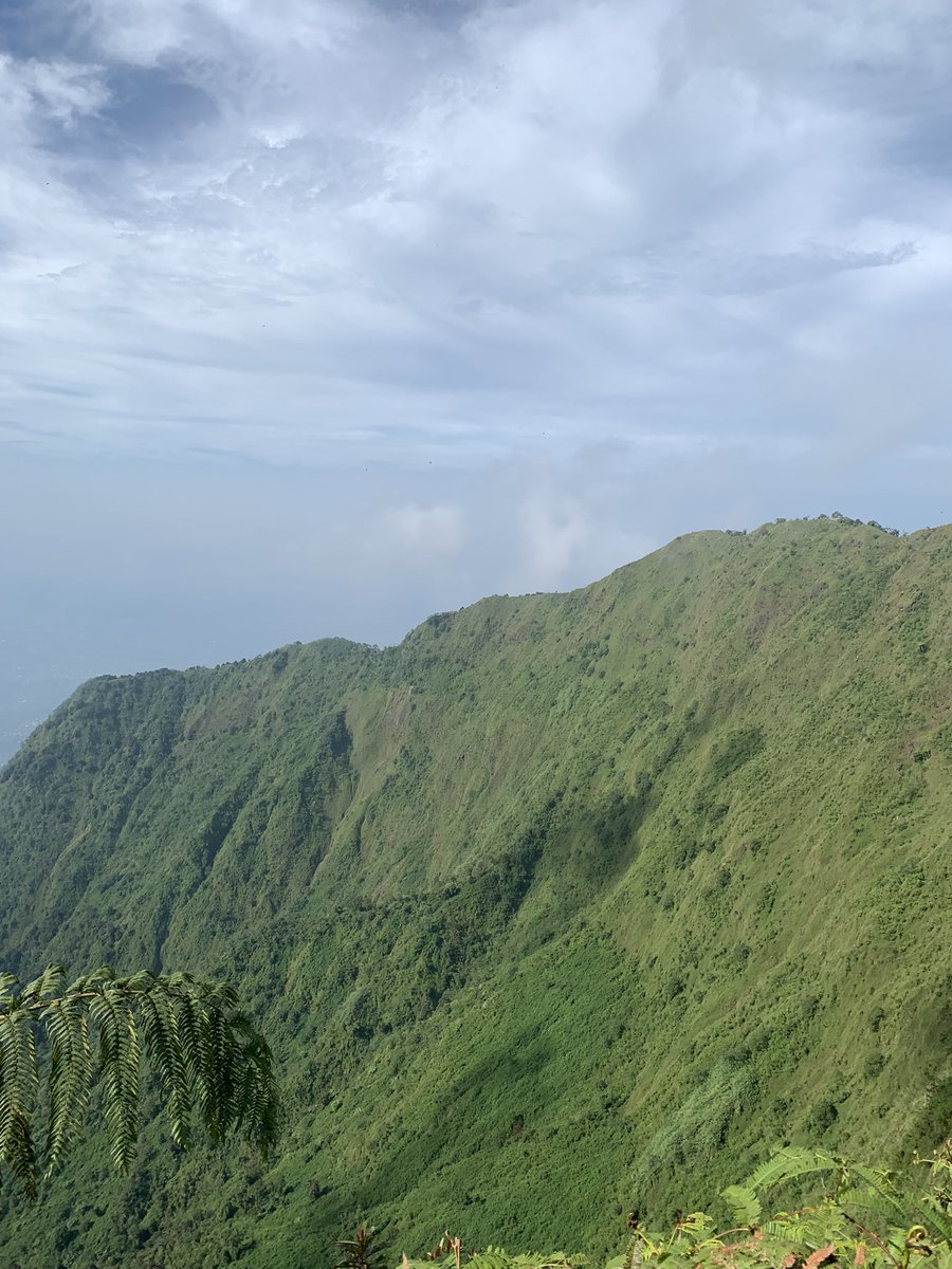 98_Aceee's tweet photo. Buat teman teman yang baru mulai naik gunung atau nyari gunung yang pendek, gunung bismo bakal jadi pilihan terbaik.
Jalurnya ramah buat pemula, trekking ke puncak ga sampai 2 jam.
View juga cantik kok, ga beda jauh kaya prau.
Ga bakal nyesel sih. https://t.co/fwbgMjMFtG
