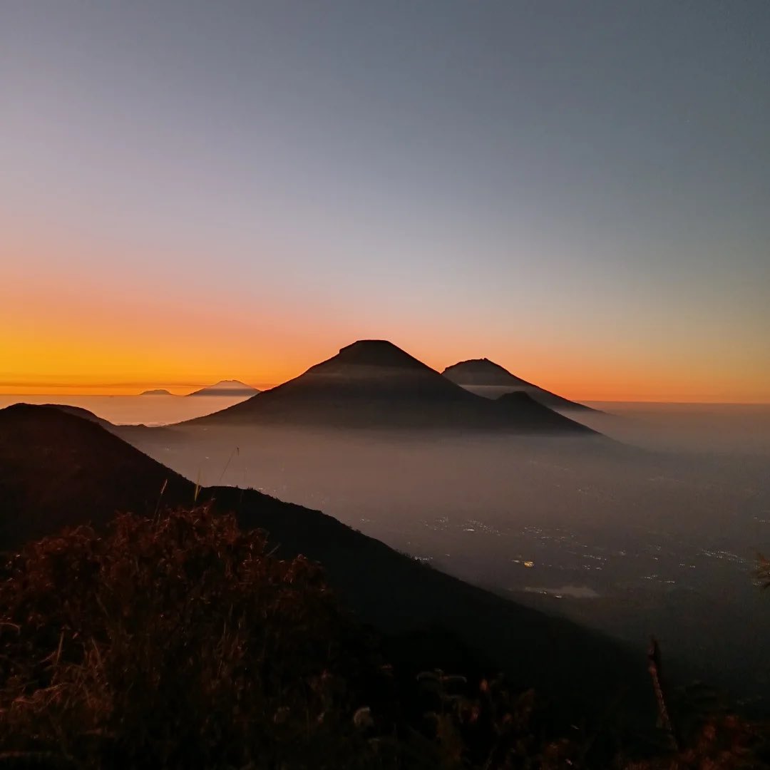 98_Aceee's tweet photo. Buat teman teman yang baru mulai naik gunung atau nyari gunung yang pendek, gunung bismo bakal jadi pilihan terbaik.
Jalurnya ramah buat pemula, trekking ke puncak ga sampai 2 jam.
View juga cantik kok, ga beda jauh kaya prau.
Ga bakal nyesel sih. https://t.co/fwbgMjMFtG