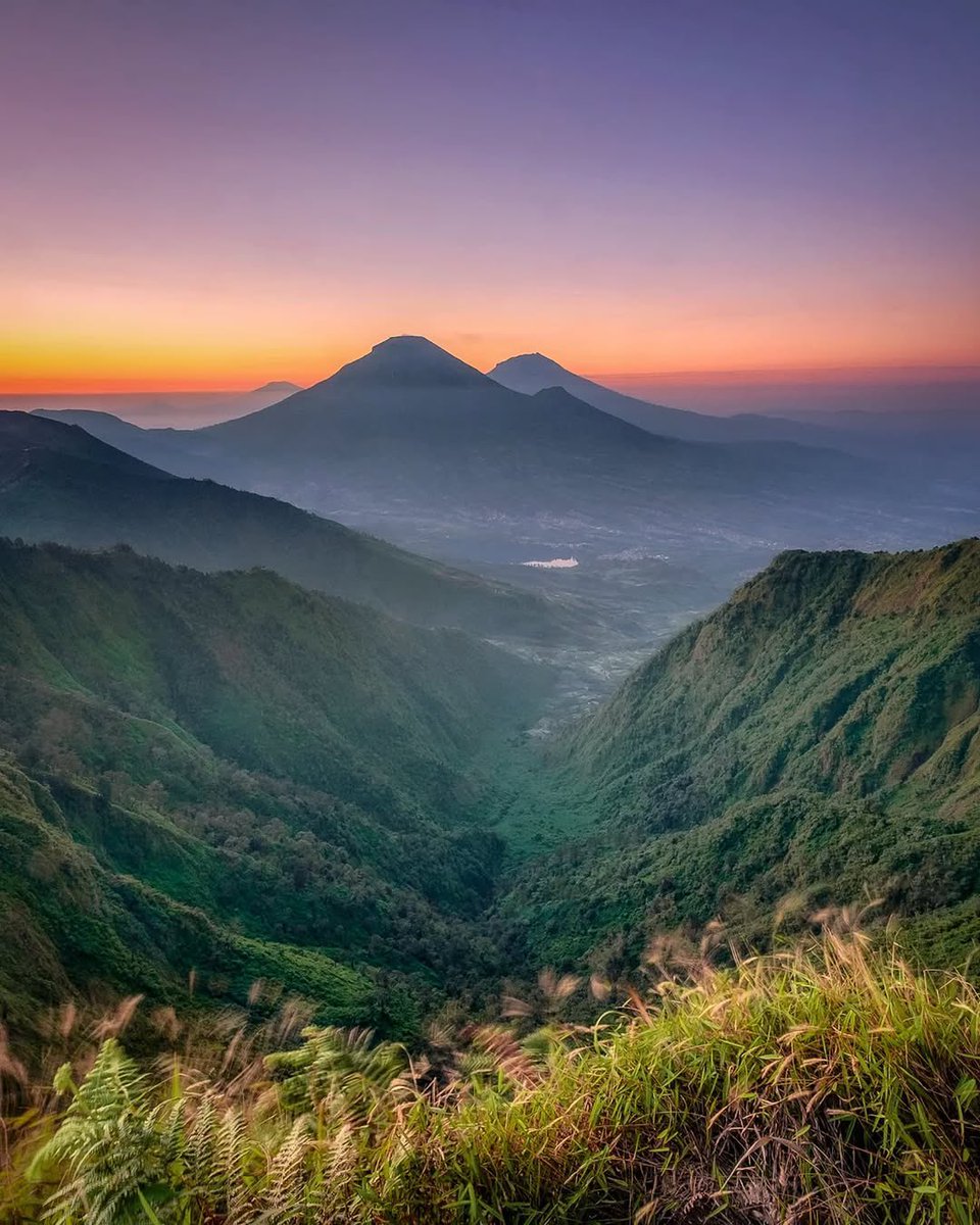 98_Aceee's tweet photo. Buat teman teman yang baru mulai naik gunung atau nyari gunung yang pendek, gunung bismo bakal jadi pilihan terbaik.
Jalurnya ramah buat pemula, trekking ke puncak ga sampai 2 jam.
View juga cantik kok, ga beda jauh kaya prau.
Ga bakal nyesel sih. https://t.co/fwbgMjMFtG