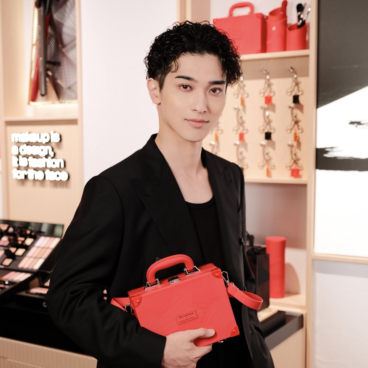 shuuemurajp's tweet photo. ＼限定オファーも沢山💖／​

シュウ ウエムラ 表参道ヒルズ本店shu:ARTstageオープン✨​
横浜流星さんが新しい店舗にご来店。
五感で楽しむ美の創造をご体験いただきました。​

特別なこの機会に、皆様のご来店をお待ちしております。​
▼詳しくはこちら
https://t.co/oQB3c8OoYk https://t.co/2Y4H3JLGg5