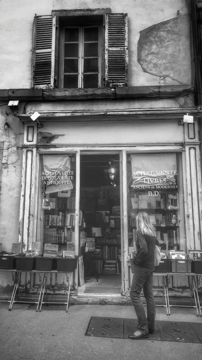 Cesc0Sampere's tweet photo. Between old pages and silent streets, a thousand forgotten voices wait patiently for someone to listen again

#bnw_streetphotography
#BookshopLove
#MonochromePhotography
#StorytellingPhotography
#VisualPoetry https://t.co/m0bL9i1DkY