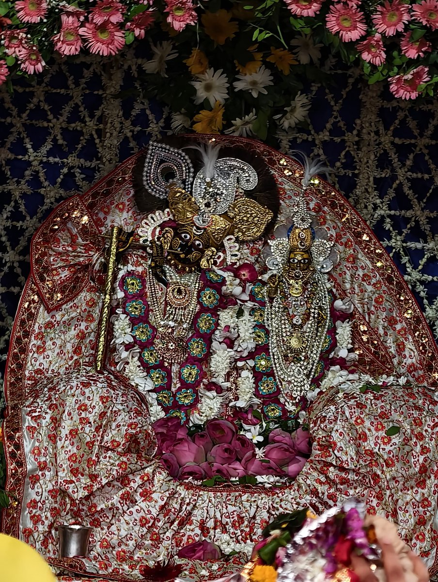 sumitdeora13's tweet photo. राधारानी मंदिर बरसाना से श्रृंगार आरती कालीन दर्शन- https://t.co/5WfoJ2goo6