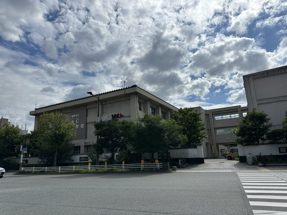 yokato_ch's tweet photo. これは当人小学校前の交差点

#今日の福岡 https://t.co/UP0zr0ObPt