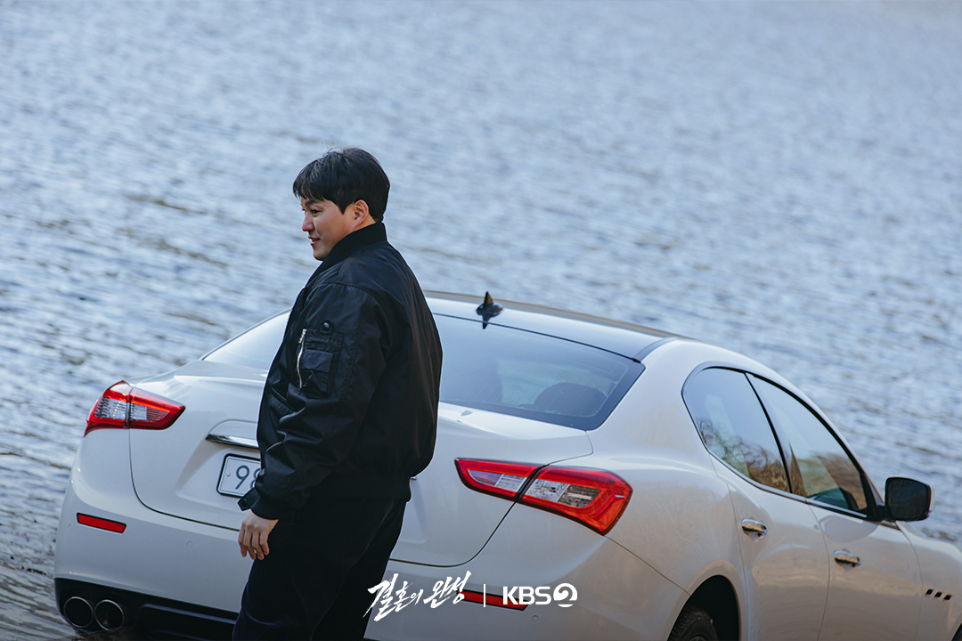 KBS_drama's tweet photo. [#결혼의완성] [📸]

섬뜩한 미소 뒤에 감춰진 두 얼굴
납치범 노만희의 살벌한 카리스마😈

💍 이혼 직전 납치된 아내를 구하기 위해 인면수심의 범죄자와 극한 사투를 벌이게 된 한 남자의 위험천만한 범죄스릴러

KBS 2TV 새 토일 미니시리즈 [결혼의 완성]
7월 4일 (토) 밤 9시 20분 첫 방송

#KBS #KBS2 #KBSDRAMA #KDRAMA #결혼의완성 #TheHusband #남궁민 #이설 #김대명 #이상희