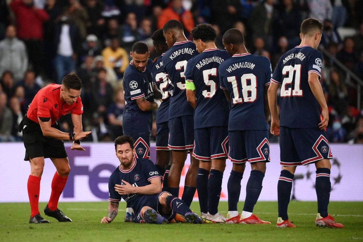 Icaljsap's tweet photo. Kerendahan seperti ini juga ditunjukan saat Messi ke Psg. Ketika messi datang Neymar mau memberikan nomor punggung 10 kepada nya tapi Messi berkata dia ke paris bukan untuk itu. 

Di gambar ini Messi pun menunjukan sikap rendah hati nya. 
Bayangin aja seorang legenda peraih 8 Balon Dor dan pemecah rekor rekor lain nya mau menjadi “pagar hidup tiduran” 

Hal ini membuat Rio Ferdinand mengkritik keras Pocchetino yg waktu itu melatih PSG. 
Menurutnya seorang seperti Messi tidak seharusnya diberi tugas sekotor atau "serendah" itu di lapangan, karena hal tersebut dinilai meruntuhkan wibawa sang mega bintang. 
Tapi sekali lagi, Messi tak peduli.
