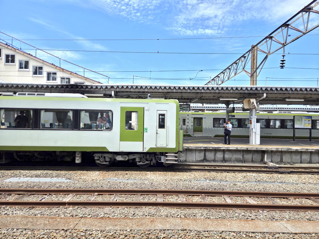 Adjecterdy's tweet photo. 会津若松で初めて見た特急あかべこ
新津の110とも並んだし特急幕もよく似合うね

発車標越しだけどリバティとも並ぶ https://t.co/Tao1v0ZIwZ