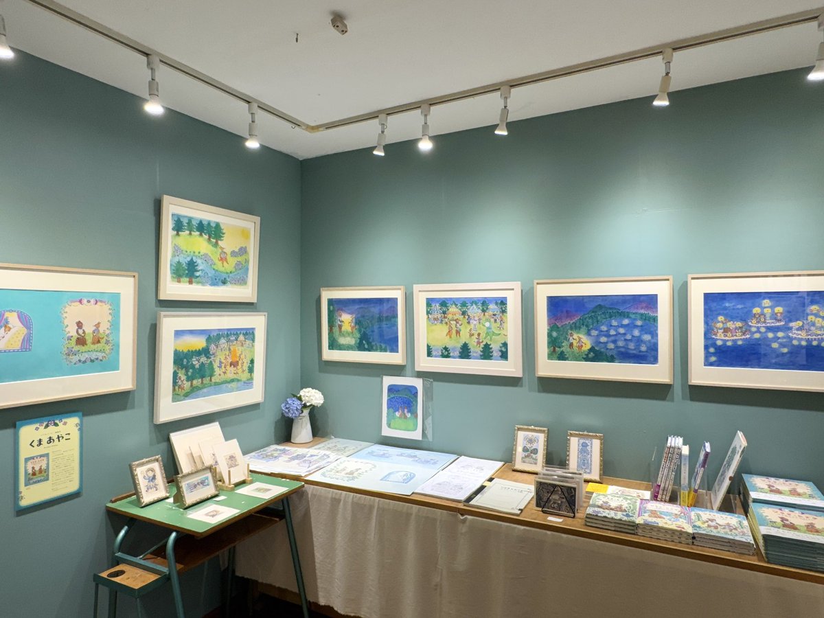 uresica's tweet photo. くまあやこ『ソラタとヒナタ はじめてのたんじょうび』原画展、完全版スタート。6/22（月）まで5日間と短い展示です。紙版画と手彩色で描かれた原画の発色やインクの毛並み。ラフ、ノート、紙版画の版などもご覧いただけます。くまさんオリジナル版画作品も展示販売しています。 https://t.co/oofdpSUSyV