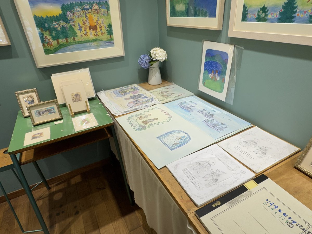 uresica's tweet photo. くまあやこ『ソラタとヒナタ はじめてのたんじょうび』原画展、完全版スタート。6/22（月）まで5日間と短い展示です。紙版画と手彩色で描かれた原画の発色やインクの毛並み。ラフ、ノート、紙版画の版などもご覧いただけます。くまさんオリジナル版画作品も展示販売しています。 https://t.co/oofdpSUSyV