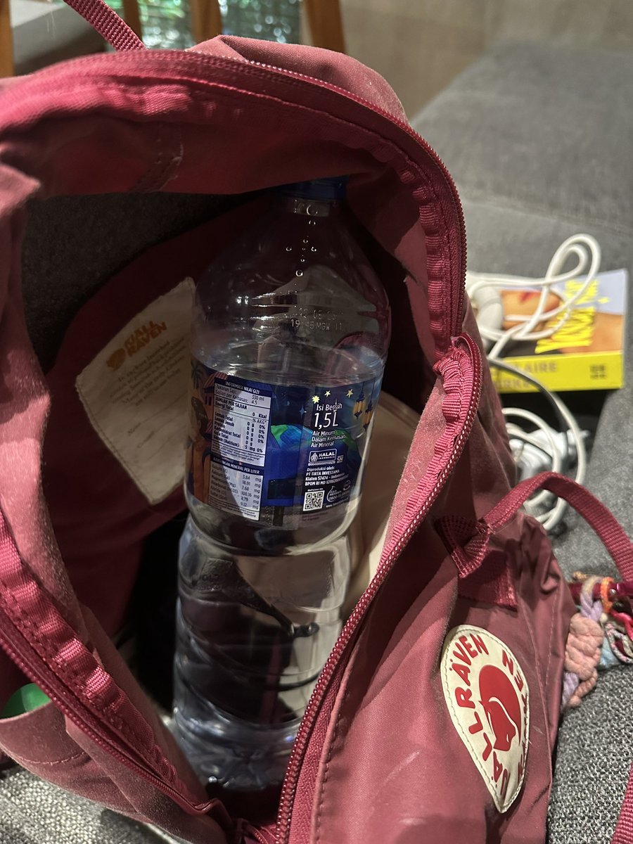 kucinghilang_'s tweet photo. Life hack: always balance something cheap with something expensive. 

Enough with still water that cost me 30k. I watched a bule casually bring his own 1.5L Aqua to the table (not even trying to hide it like I do) while eating overpriced pasta at a coworking space. So please, let me bring my 8k 1.5L Aqua that can keep me hydrated all day 🙂🙏🏻