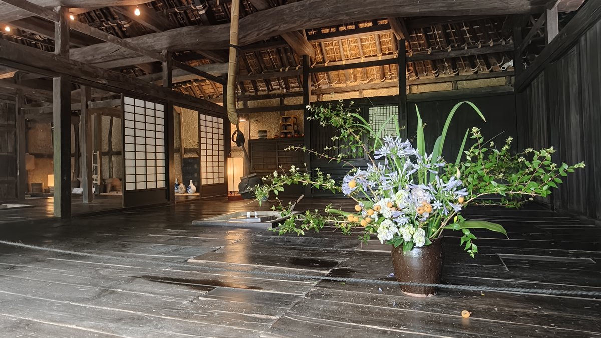 下木家住宅を彩る生け花 花材はすべて村の中で育つ草花を使っています