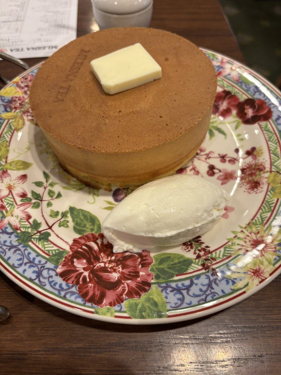 2muchcosmetics's tweet photo. 吉祥寺のムレスナティーのお店も行った！
スコーン美味しい。大満足 https://t.co/tPApnFAa1p