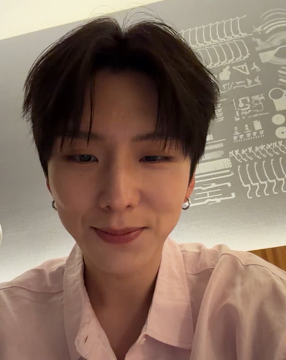myham_1122's tweet photo. 나 좀 이해가 안 가서........ 이 상황이 뭔지 설명해 줄 기현이 구합니다... 뭐지? 이..... 뭐지? 너무 다른 이 상황 설명 부탁 드립니다 https://t.co/t5Cn40Jdli