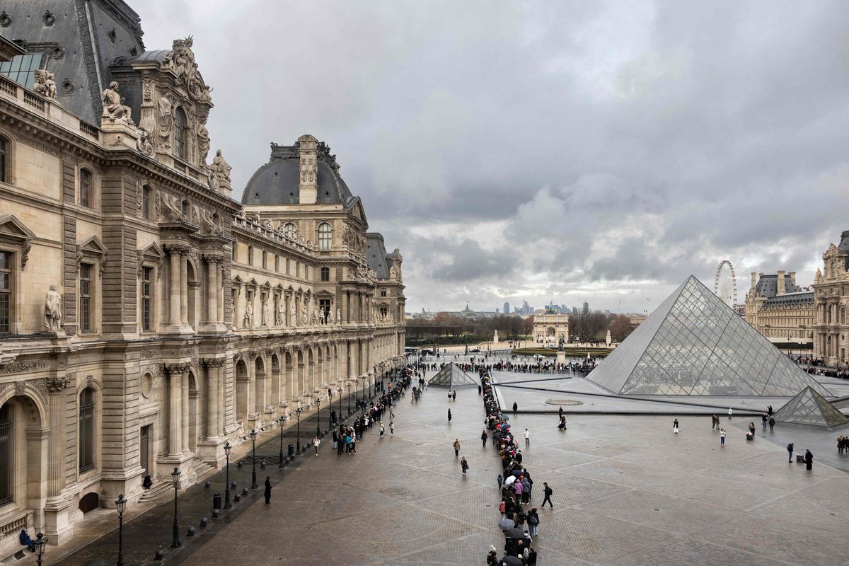 eluniversocom's tweet photo. El Museo del Louvre “está al límite” por crisis de seguridad tras el robo de joyas y requiere millonarias inversiones https://t.co/cz938WOJU3 https://t.co/C0D7JxF8Fu