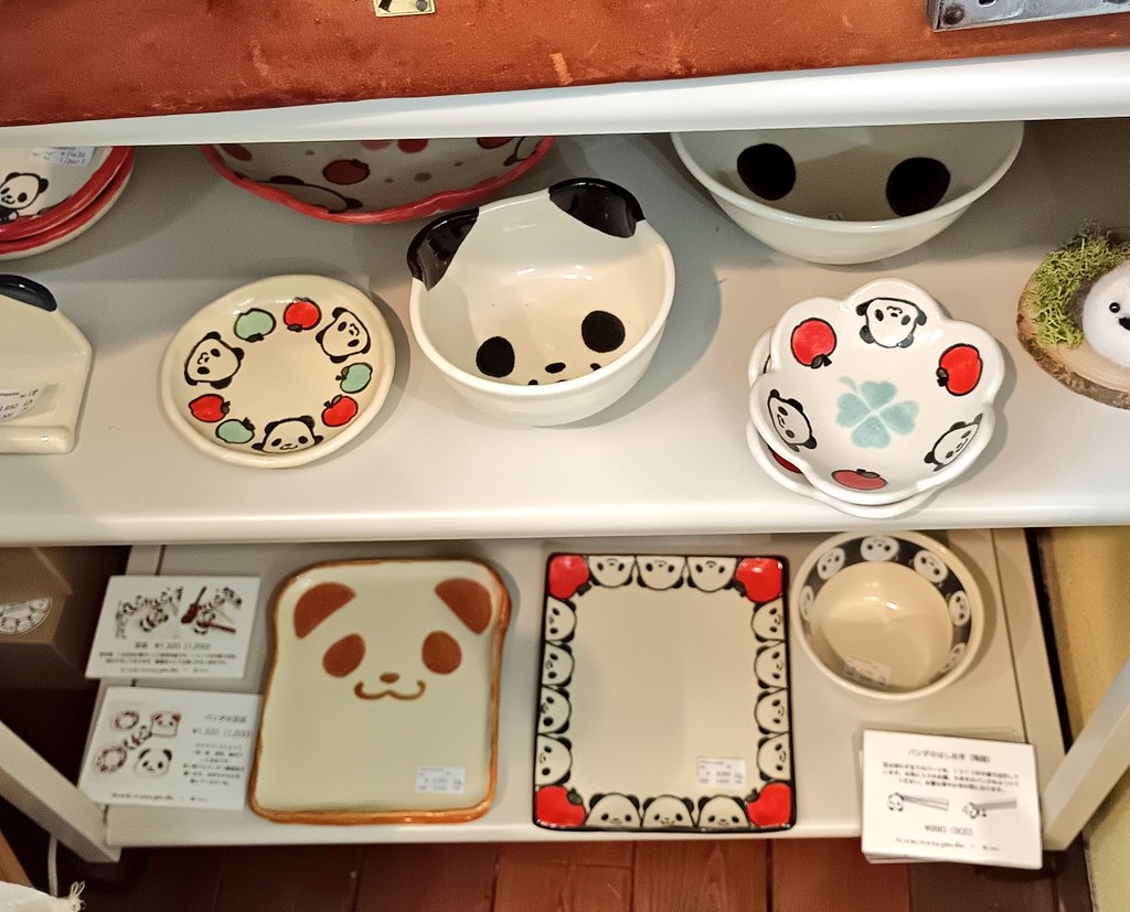 yukai711's tweet photo. 【🐼上野案内所POP UP🐼】
@UENO_Info おでシャンが
関西つうしんでの POPUP会場を
ご案内後半です

関西つうしんで常設販売中の作品も
たくさんございます♪

#おでシャン 
@ninkimonopanda 
@3idori 
@Hiromikubomoto 
@umebon 
@moi2_keyco 
@kor_04 https://t.co/D9lGKrgOkt