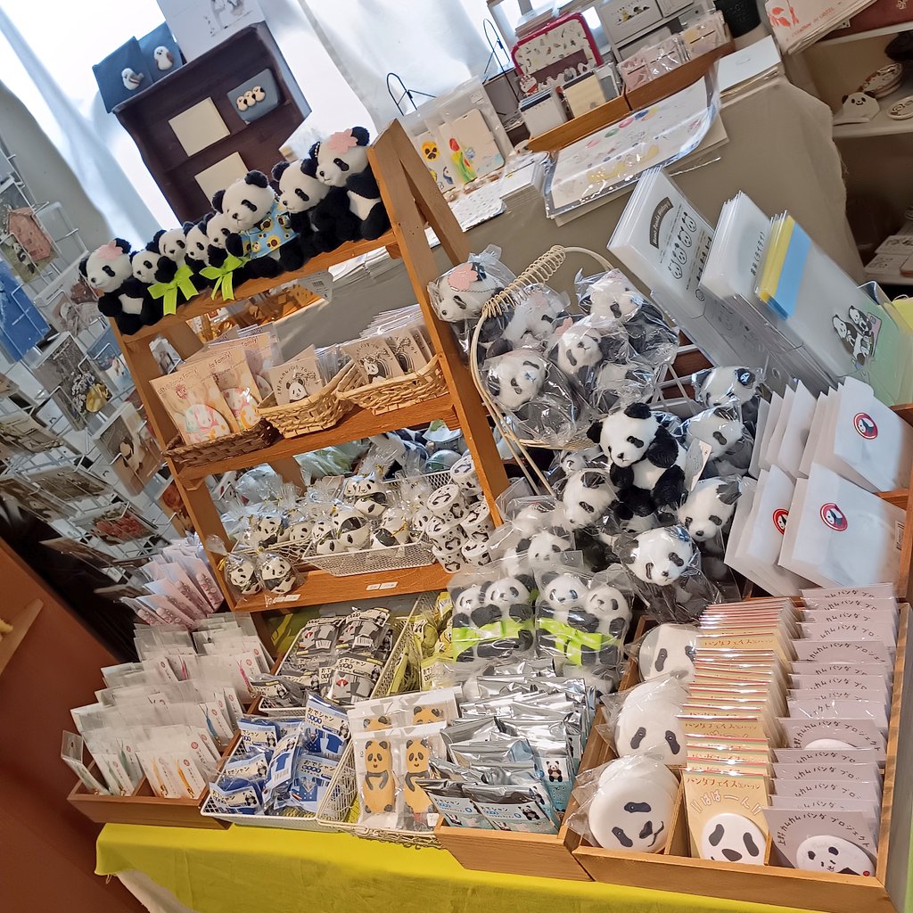 yukai711's tweet photo. 【🐼上野案内所POP UP🐼】
@UENO_Info おでシャンが
関西つうしんでの POPUP会場を
ご案内後半です

関西つうしんで常設販売中の作品も
たくさんございます♪

#おでシャン 
@ninkimonopanda 
@3idori 
@Hiromikubomoto 
@umebon 
@moi2_keyco 
@kor_04 https://t.co/D9lGKrgOkt