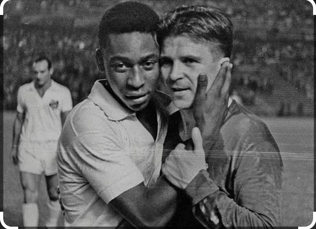 C7Antunes's tweet photo. @CaioDia36798182 "O maior jogador da história foi Di Stefano. Eu me recuso a classificar Pelé como jogador. Ele estava acima disso"

- Ferenc Puskás

Jamais tentem compará-lo com algo humano. https://t.co/0nOI2ry1os