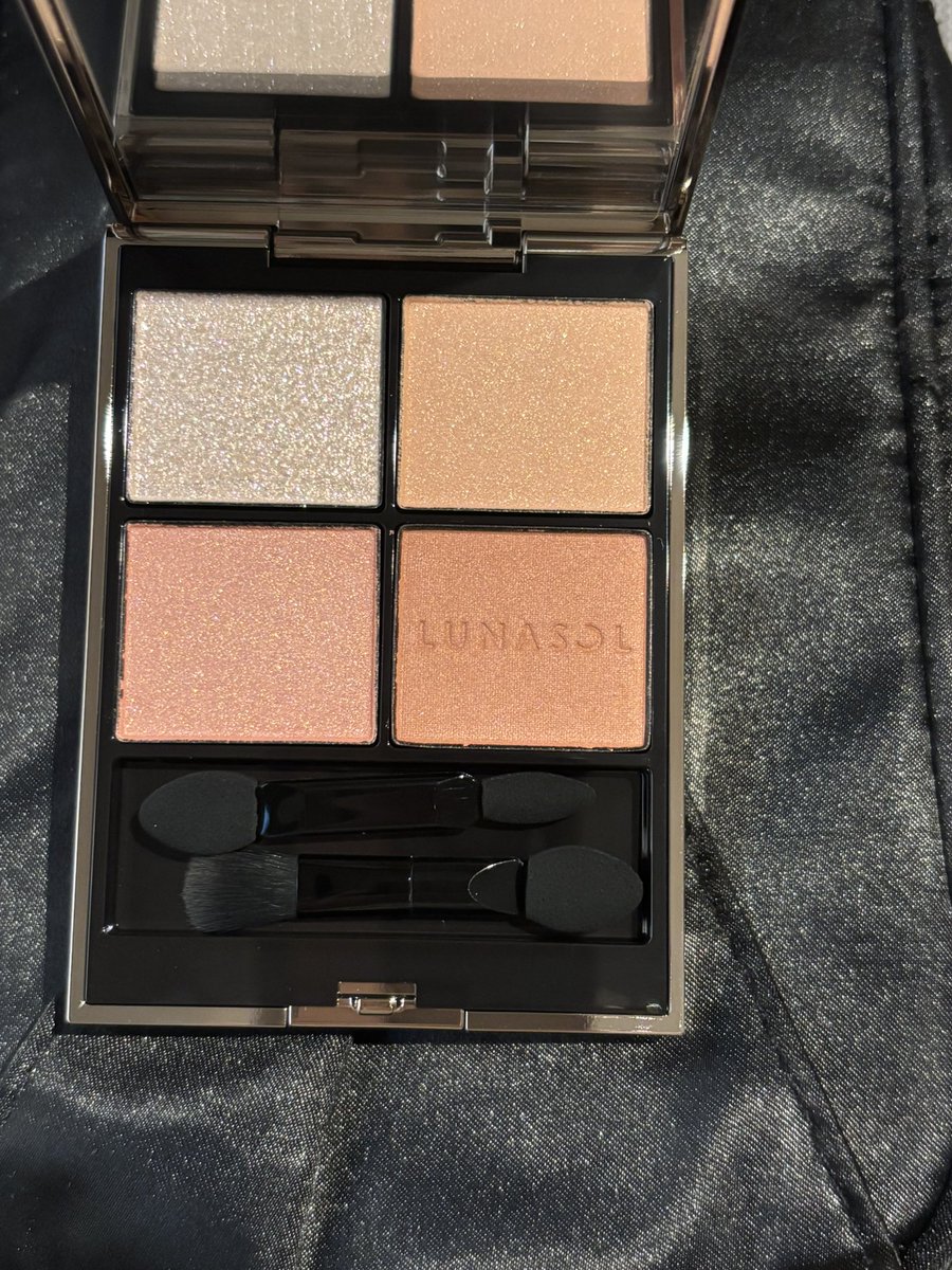 2muchcosmetics's tweet photo. めちゃくちゃ久しぶりにルナソルの新しいアイシャドウ❣️ https://t.co/0ZrmnMjp0i