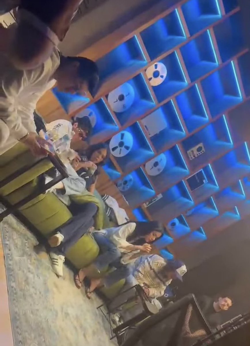 KeniaOsUpdates_'s tweet photo. Kenia OS y El Bogueto juntos en el estudio. 🇲🇽👀

¿Se viene una nueva colaboración? https://t.co/vddd4CIWm5