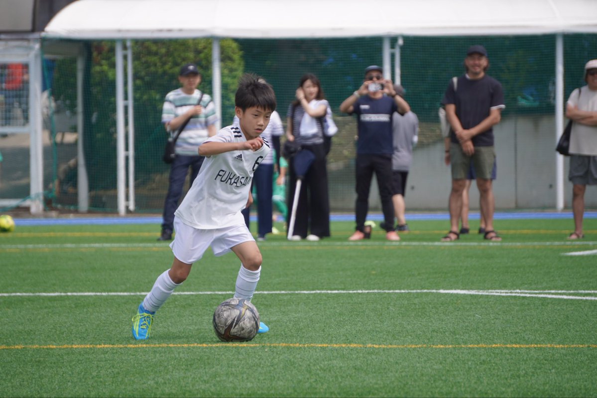 TOKYU_Reyes's tweet photo. ／
🚇 のるるん・レイエスカップ⚽️
～沿線小学生サッカー大会～
＼

今年度第2回大会を開催✨
東急線沿線から8チーム・約120名が参加し、真夏のような暑さの中でも、全力のプレーが繰り広げられました🔥

ピッチでは激しいボールの奪い合い、ゴールを目指す一つひとつのプレーに会場全体が大きな盛り上がりに✨

決勝は深沢FC vs 清水窪SC
接戦を制した深沢FCが優勝🏆

U-13選手との「レイエスチャレンジ」や、円陣・声掛けなどを通じた交流も生まれ、年代を超えたつながりが感じられる一日となりました🤝

駅係員の皆さまによる応援ポスター📣や、のるるんの登場も大会をさらに盛り上げてくれました🚉✨
ご参加・ご協力いただいた皆さま、ありがとうございました！

#東急SレイエスFC
#東急電鉄 #東急電鉄キャラクターのるるん
#東急株式会社 #子育て学生応援東急スクラムプロジェクト