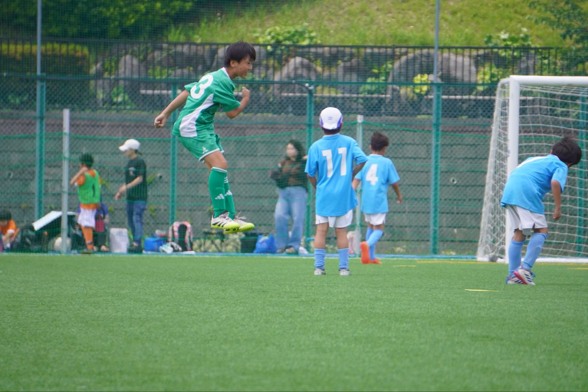 TOKYU_Reyes's tweet photo. ／
🚇 のるるん・レイエスカップ⚽️
～沿線小学生サッカー大会～
＼

今年度第2回大会を開催✨
東急線沿線から8チーム・約120名が参加し、真夏のような暑さの中でも、全力のプレーが繰り広げられました🔥

ピッチでは激しいボールの奪い合い、ゴールを目指す一つひとつのプレーに会場全体が大きな盛り上がりに✨

決勝は深沢FC vs 清水窪SC
接戦を制した深沢FCが優勝🏆

U-13選手との「レイエスチャレンジ」や、円陣・声掛けなどを通じた交流も生まれ、年代を超えたつながりが感じられる一日となりました🤝

駅係員の皆さまによる応援ポスター📣や、のるるんの登場も大会をさらに盛り上げてくれました🚉✨
ご参加・ご協力いただいた皆さま、ありがとうございました！

#東急SレイエスFC
#東急電鉄 #東急電鉄キャラクターのるるん
#東急株式会社 #子育て学生応援東急スクラムプロジェクト