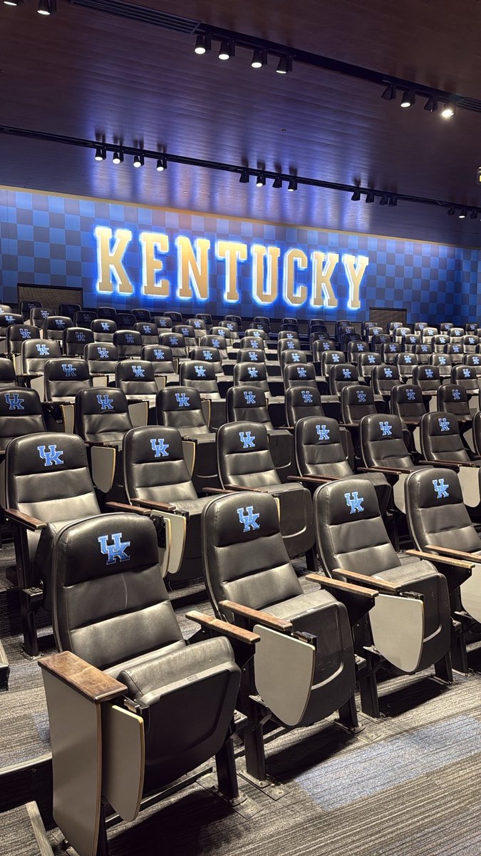 GabeRoselliQB1's tweet photo. University of Kentucky Visit!🔵⚪️ https://t.co/7W0zNqZpjn