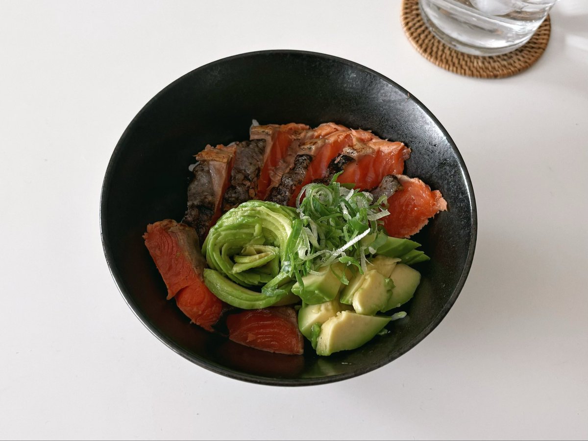 koseee_'s tweet photo. サーモンたたきアボカド丼よ〜 https://t.co/wwOefkjafI
