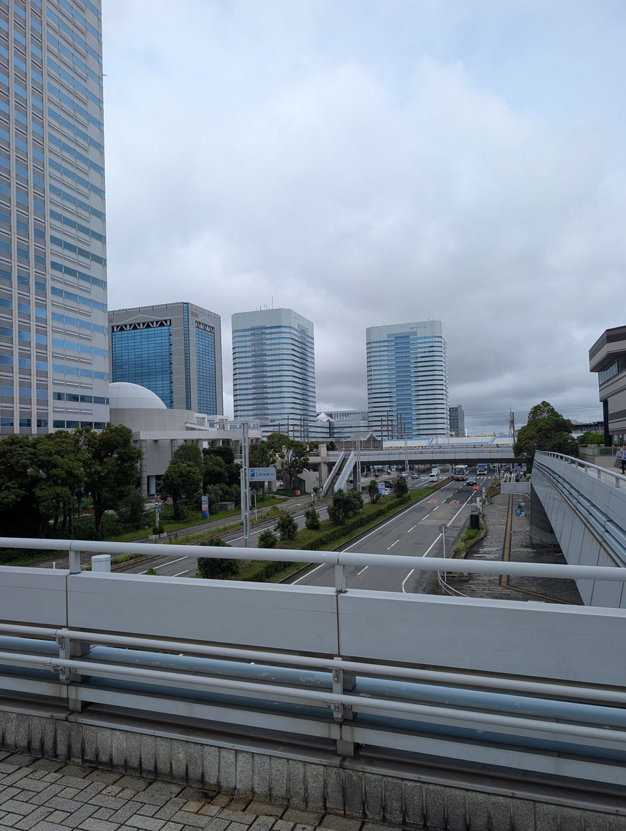 t2c3517's tweet photo. こんにちは、昼休みです☂️☁️
この界隈で昼食を食べるのも、残り1週間😅
まだまだ、行ったことが無いお店が多数です🤔
今日はメッセのイベントで何処のお店も混んでました😓
来週は何処で食べよう🤔 https://t.co/7NLBV7ZiUf