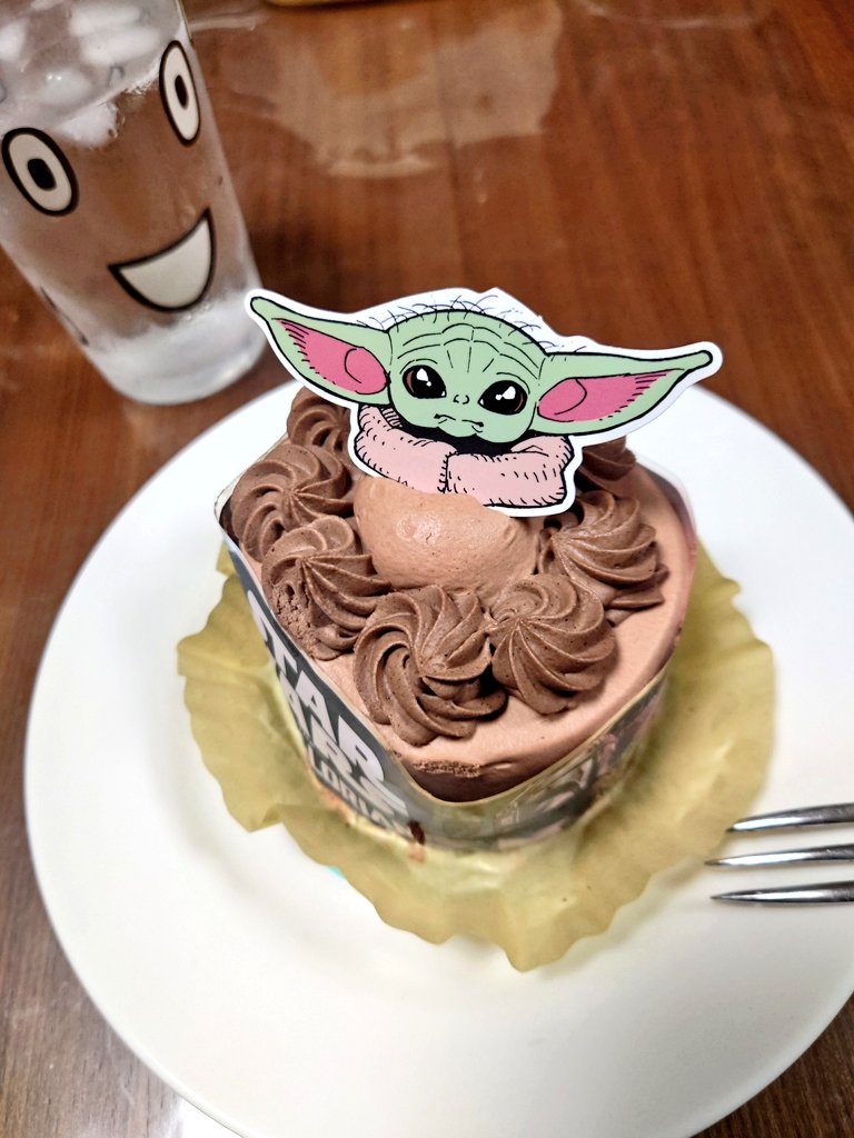 午後の仕事だよお これは昨日耐えきれずに買ったグローグーのケーキ