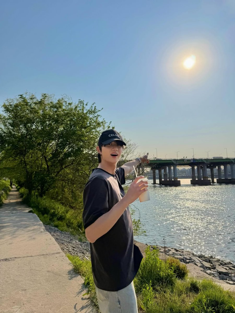 joochocoo's tweet photo. Shin Soonrok, missing his beloved wife writer Kim Yumi. 

🫎 : Noona, bogoshipeo...
🐰 : Nado, Soonrok-ah
🫎 : What are you doing right now? It feels like we haven't seen each other for just one day, but I already miss you so much 🥺
🐰 : Me? Hmm... I'm watching the sunset. I've been thinking about you too. I think it would be nice if we could be here together
🫎 : Jinjja? Waaah... I think this must be fate
🐰 : Eung... wae?
🫎 : Because I'm watching the same sunset right now
🐰 : Aaa, jeongmal? Then send me a photo
🫎 : (sends a photo) Igeo yeppeuda... but it's still not as beautiful as you, noona
🐰 : Mwoya~ 🫣
🫎 : Your turn now. Send me a photo of the sunset you're looking at
🐰 : (sends a photo) Well? Isn't it pretty?
🫎 : Ooo, yeppeuda...
🐰 : That's all???
🫎 : Well... it's just that I couldn't stop looking at you in the photo instead of the sunset
🐰 : Yaah~ mwoyaaaa~
🫎 : ☺
🫎 : Once you're done with work over there, let's go on another trip together
🐰 : Wah, jinjja? I'd love that too. But where should we go?
🫎 : Anywhere is fine
🐰 : Wae?
🫎 : Because my favorite place...is wherever you are, noona 
🐰 : Aigoo, why are you so sweet today, Soonrok-ah? 🥺
🫎 : Geunyang... noona bogoshipeoseo 🩵

I'm just out here missing Yumrok and writing imaginary episodes of their married life 🫠